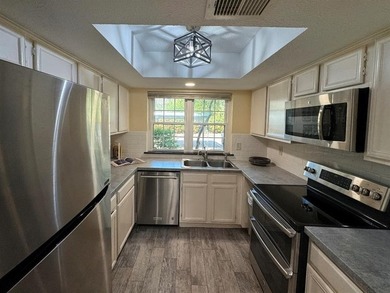 Highly upgraded unit with an ensuite bath for each bedroom plus on Stevens Park Golf Course in Texas - for sale on GolfHomes.com, golf home, golf lot