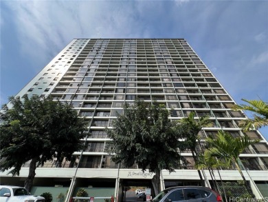 Pearl Regency in Aiea! A convenient 1 bedroom 1 bath pet on Pearl Country Club in Hawaii - for sale on GolfHomes.com, golf home, golf lot