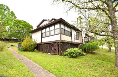Move-In Ready 2 Bed, 2 Bath Townhouse - Prime Location with on Holiday Island Executive Golf Course in Arkansas - for sale on GolfHomes.com, golf home, golf lot