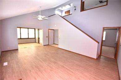 Move-In Ready 2 Bed, 2 Bath Townhouse - Prime Location with on Holiday Island Executive Golf Course in Arkansas - for sale on GolfHomes.com, golf home, golf lot