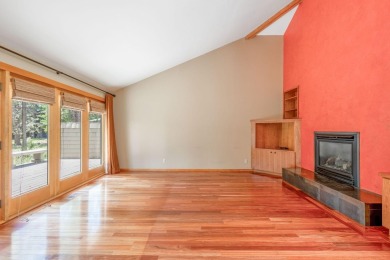 Welcome to your Sunriver retreat! This beautiful 3-bedroom on Sunriver Woodlands Golf Course in Oregon - for sale on GolfHomes.com, golf home, golf lot