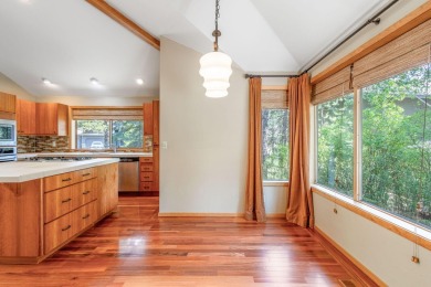 Welcome to your Sunriver retreat! This beautiful 3-bedroom on Sunriver Woodlands Golf Course in Oregon - for sale on GolfHomes.com, golf home, golf lot