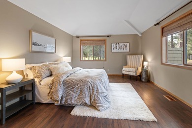 Welcome to your Sunriver retreat! This beautiful 3-bedroom on  in Oregon - for sale on GolfHomes.com, golf home, golf lot