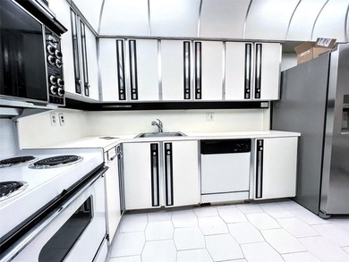 Welcome to this spacious and well-maintained 3-bedroom, 2.5-bath on  in Florida - for sale on GolfHomes.com, golf home, golf lot