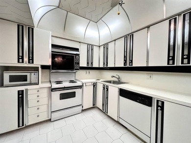 Welcome to this spacious and well-maintained 3-bedroom, 2.5-bath on  in Florida - for sale on GolfHomes.com, golf home, golf lot