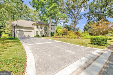 CAN'T BEAT THIS LOCATION situated on the 18th fairway of on Braelinn Golf Club in Georgia - for sale on GolfHomes.com, golf home, golf lot