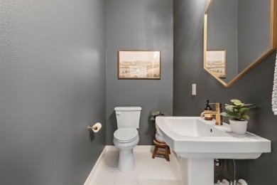 Do you live for city conveniences without being in the thick of on Stevens Park Golf Course in Texas - for sale on GolfHomes.com, golf home, golf lot