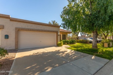 Welcome to this charming 2-bedroom, 2-bathroom end-unit home on Westbrook Village / Vista Golf Course in Arizona - for sale on GolfHomes.com, golf home, golf lot