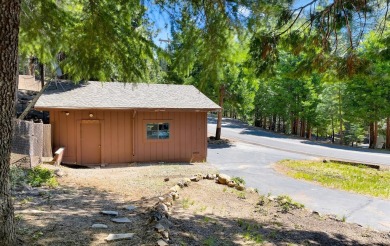 Spacious Retreat in Lake Almanor Country Club.Tucked away in a on Lake Almanor Country Club in California - for sale on GolfHomes.com, golf home, golf lot