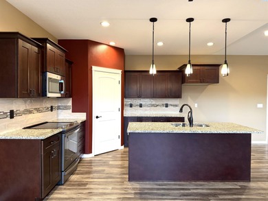 MLS# 290579 A Must See!  Better than new, 3 bedrooms, 2 on Horn Rapids Golf Club in Washington - for sale on GolfHomes.com, golf home, golf lot