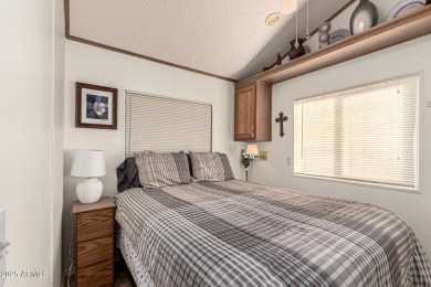 Beautifully maintained and fully furnished 1-bed, 1-bath home on Roadhaven Golf Course in Arizona - for sale on GolfHomes.com, golf home, golf lot