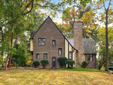 This stunning all-brick 3-bedroom, 2.5-bathroom home built in on Sinnissippi Park Golf Course in Illinois - for sale on GolfHomes.com, golf home, golf lot