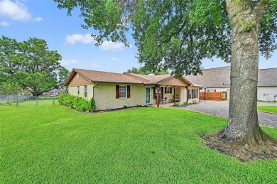 Charming 3-bedroom, 2-bathroom house located in Lake Kiowa, a on Lake Kiowa Golf Course in Texas - for sale on GolfHomes.com, golf home, golf lot