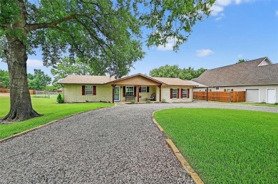 Charming 3-bedroom, 2-bathroom house located in Lake Kiowa, a on Lake Kiowa Golf Course in Texas - for sale on GolfHomes.com, golf home, golf lot