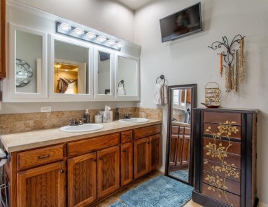 Gorgeous and inviting home located in golf course community!!! on Pheasant Run in Oklahoma - for sale on GolfHomes.com, golf home, golf lot