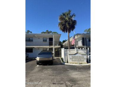 This charming 2-bedroom, 2-bathroom apartment offers a fantastic on Daytona Beach Golf Club in Florida - for sale on GolfHomes.com, golf home, golf lot