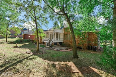 Beautiful home in Southern Trace. Located on a quiet cul-de-sac on Southern Trace Country Club in Louisiana - for sale on GolfHomes.com, golf home, golf lot