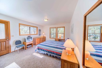 Welcome to 15 White Elm, this home has been with the same family on Sunriver Woodlands Golf Course in Oregon - for sale on GolfHomes.com, golf home, golf lot