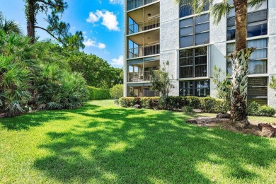 Beautifully updated three bedroom condo in an excellent Central on  in Florida - for sale on GolfHomes.com, golf home, golf lot