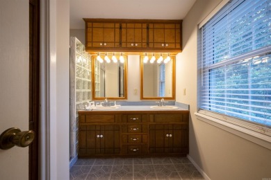 Opportunity on Fairway Drive! This spacious 5 bedroom, 2.5-bath on Batesville Municipal Golf Course in Arkansas - for sale on GolfHomes.com, golf home, golf lot