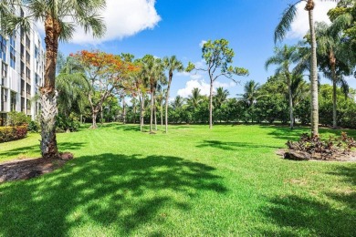 Beautifully updated three bedroom condo in an excellent Central on  in Florida - for sale on GolfHomes.com, golf home, golf lot