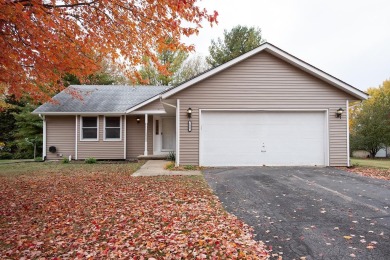 ***SPACIOUS RANCH WITH FINISHED LOWER LEVEL*** Enjoy the beauty on Savannah Oaks Golf Club of Candlewick Lake in Illinois - for sale on GolfHomes.com, golf home, golf lot