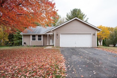 ***SPACIOUS RANCH WITH FINISHED LOWER LEVEL*** Enjoy the beauty on Savannah Oaks Golf Club of Candlewick Lake in Illinois - for sale on GolfHomes.com, golf home, golf lot