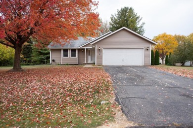 ***SPACIOUS RANCH WITH FINISHED LOWER LEVEL*** Enjoy the beauty on Savannah Oaks Golf Club of Candlewick Lake in Illinois - for sale on GolfHomes.com, golf home, golf lot