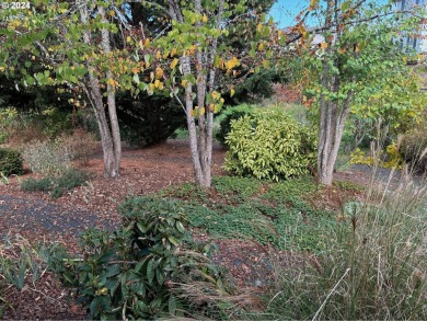 This home is nestled in a quiet, endearing neighborhood and on Emerald Valley Golf Course in Oregon - for sale on GolfHomes.com, golf home, golf lot