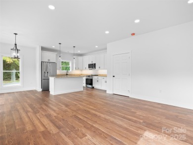 Welcome Home to Style, Comfort, and Location! This stunning on Waynesville Country Club Inn in North Carolina - for sale on GolfHomes.com, golf home, golf lot