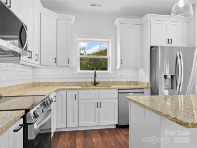 Welcome Home to Style, Comfort, and Location! This stunning on Waynesville Country Club Inn in North Carolina - for sale on GolfHomes.com, golf home, golf lot