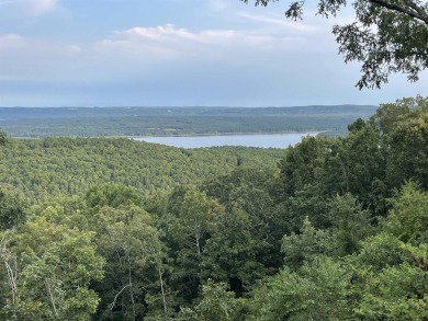 Stunning upstairs end unit Cliffside Lodge, Lakeview and Sugar on Indian Hills Country Club in Arkansas - for sale on GolfHomes.com, golf home, golf lot