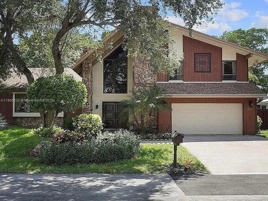 FABULOUS GOLF COURSE/LAKE/POOL GEM IN THE HIGHLY SOUGHT-AFTER on Jacaranda Golf Club in Florida - for sale on GolfHomes.com, golf home, golf lot