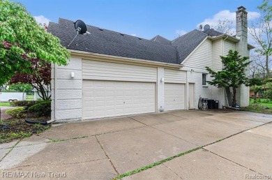 Gorgeous Spacious Contemporary 5 Bedroom Home Situated in a on Knollwood Country Club in Michigan - for sale on GolfHomes.com, golf home, golf lot