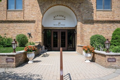 Designed like a sprawling ranch home, this 3 bedroom, 2 1/2 bath on Village Links of Glen Ellyn in Illinois - for sale on GolfHomes.com, golf home, golf lot