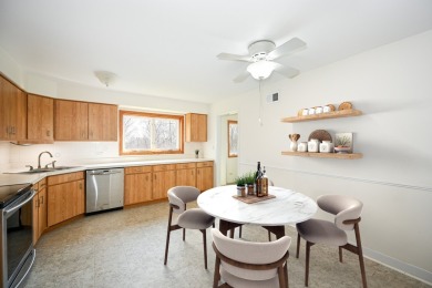 Designed like a sprawling ranch home, this 3 bedroom, 2 1/2 bath on Village Links of Glen Ellyn in Illinois - for sale on GolfHomes.com, golf home, golf lot