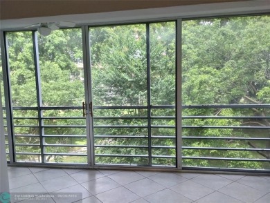 HANDYMAN SPECIAL. QUIET LOCATION CLOSE TO LYONS RD ENTRANCE on Wynmoor Golf Course in Florida - for sale on GolfHomes.com, golf home, golf lot