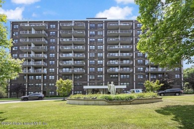 This one bedroom, one-bath apartment, situated in a luxury on Silver Lake Golf Course in New York - for sale on GolfHomes.com, golf home, golf lot