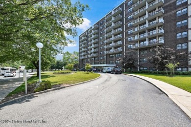 This one bedroom, one-bath apartment, situated in a luxury on Silver Lake Golf Course in New York - for sale on GolfHomes.com, golf home, golf lot