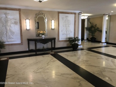 This one bedroom, one-bath apartment, situated in a luxury on Silver Lake Golf Course in New York - for sale on GolfHomes.com, golf home, golf lot