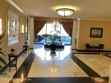 This one bedroom, one-bath apartment, situated in a luxury on Silver Lake Golf Course in New York - for sale on GolfHomes.com, golf home, golf lot