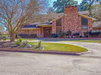 Come see this beautiful Crown Colony home! This home offers on Crown Colony Country Club in Texas - for sale on GolfHomes.com, golf home, golf lot