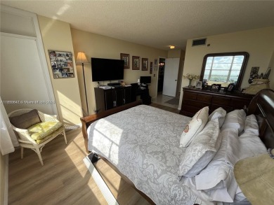 Attention! Price reduced! Sellers are relocating and are very on Pembroke Lakes Golf Club in Florida - for sale on GolfHomes.com, golf home, golf lot