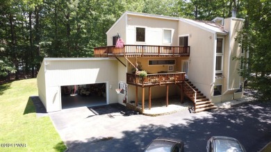 PRIME LOCATION IN Tanglwood Lakes Contemporary - close to golf on Paupack Hills Golf and Country Club in Pennsylvania - for sale on GolfHomes.com, golf home, golf lot