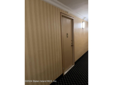 Discover this charming one-bedroom, one-bathroom apartment with on Silver Lake Golf Course in New York - for sale on GolfHomes.com, golf home, golf lot