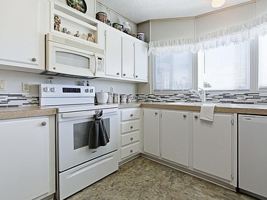 Welcome to this well-maintained and updated 2-bedroom, 2-bath on Plantation Golf Club in Florida - for sale on GolfHomes.com, golf home, golf lot