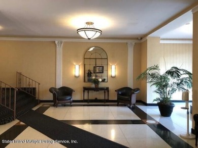 Discover this charming one-bedroom, one-bath apartment featuring on Silver Lake Golf Course in New York - for sale on GolfHomes.com, golf home, golf lot