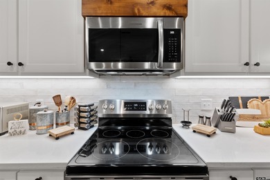 This inviting home welcomes you the moment you step through the on Hide-A-Way Lake Golf Course in Texas - for sale on GolfHomes.com, golf home, golf lot