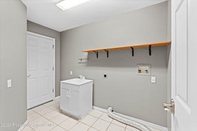 Discover easy living in this charming 2-bedroom, 2-bathroom on Silverthorn Country Club in Florida - for sale on GolfHomes.com, golf home, golf lot