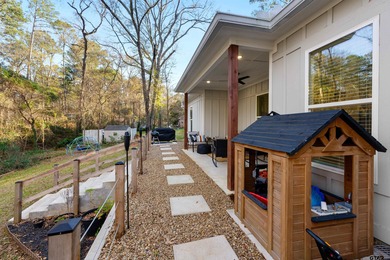 This inviting home welcomes you the moment you step through the on Hide-A-Way Lake Golf Course in Texas - for sale on GolfHomes.com, golf home, golf lot